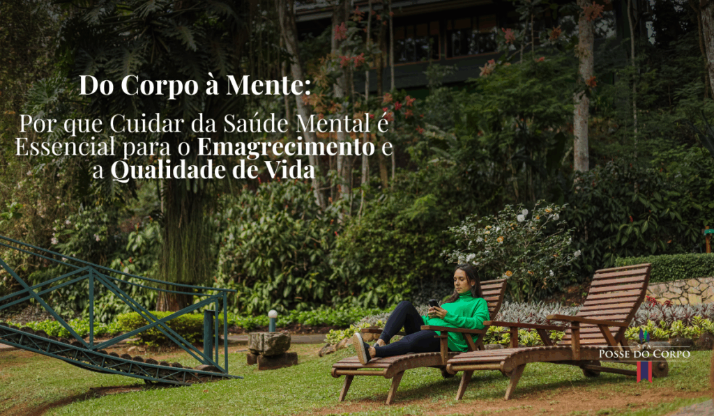 Pessoa sentada em banco de madeira em meio ao verde, no artigo sobre saúde mental e emagrecimento