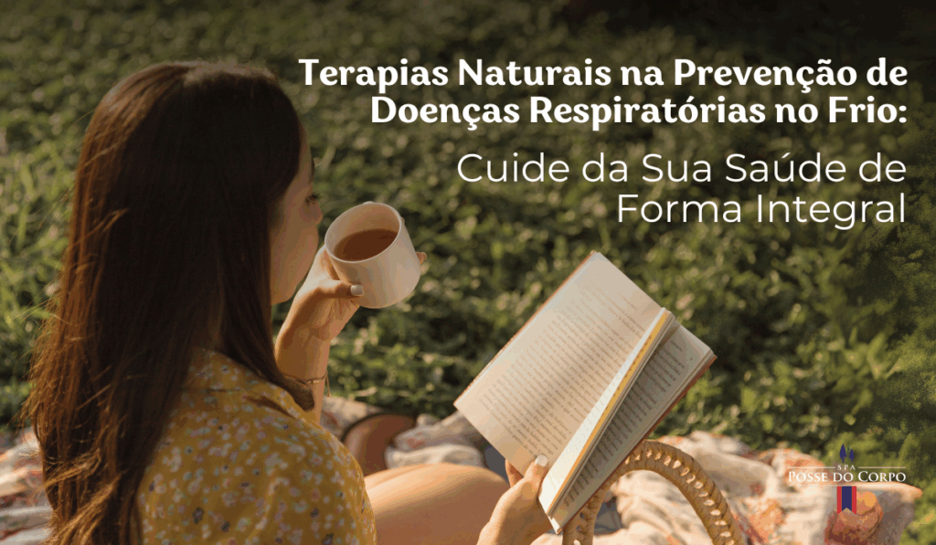 Mulher lendo um livro com uma xícara nas mãos ao ar livre, no artigo sobre terapias naturais no frio