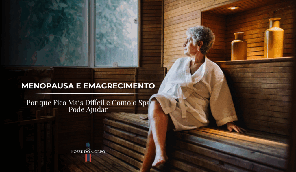 Mulher de roupão sentada na sauna do spa, no artigo sobre menopausa e emagrecimento